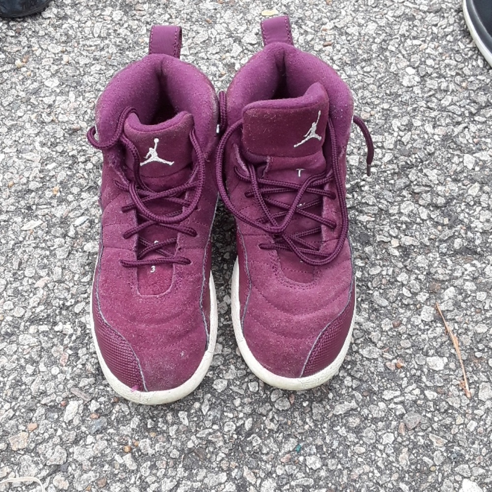Jordan 12 maroon
